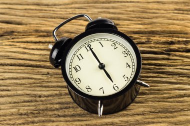 çalar saat ahşap zemin üzerinde.