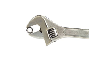 Beyaz arka plan üzerinde izole fındık ile metal anahtarı.