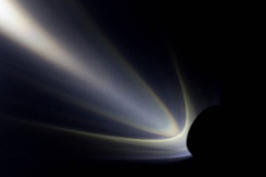 El feneri ışık demeti ile geceleri açtı..