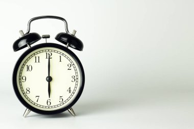 Alarm beyaz izole saati 18: 00 gösteren.
