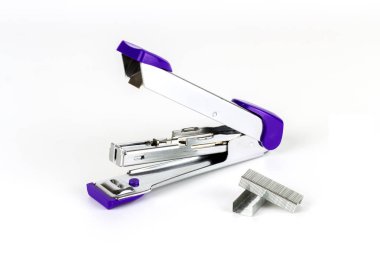 Beyaz arka plan üzerinde Max zımba.