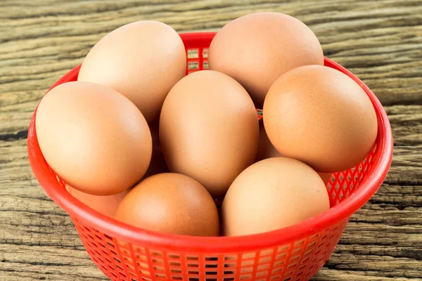 Ahşap Arka Plan Üzerinde Sepette Yumurta — Stok fotoğraf