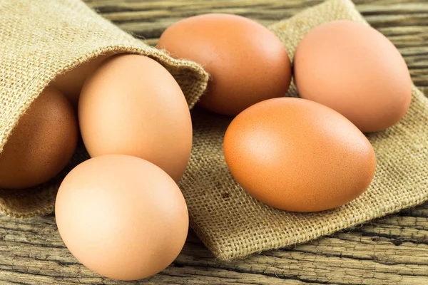 Tahta Arka Planda Yumurtalar — Stok fotoğraf