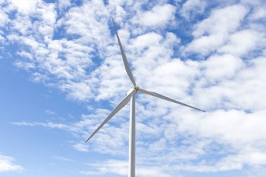 Rüzgar Türbini - yenilenebilir enerji kaynağı.