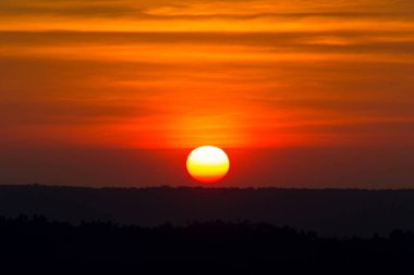 Dağlarda turuncu günbatımı