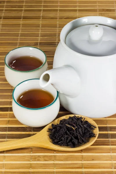 茶在杯子与茶叶 图库图片