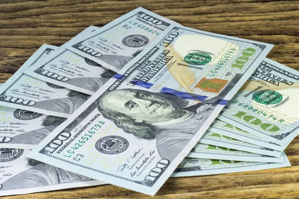 Billete 100 Dólares Estadounidenses Sobre Fondo Madera — Foto de Stock