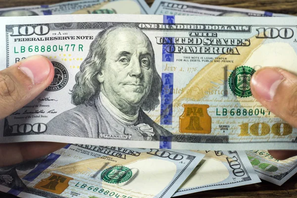 Billete 100 Dólares Estadounidenses Sobre Fondo Madera — Foto de Stock