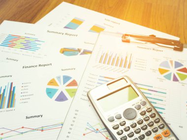 İş rapor hesap ve mali analiz tablosundaki hesap makinesiyle grafik.