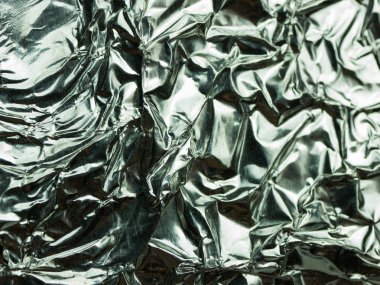 Gümüş folyo ile parlak buruşuk doku arka plan. 