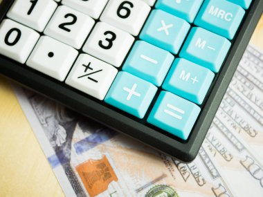 Finansal analiz ve iş pazarlama grafik hesap makinesi ile raporda Doları para grafik.