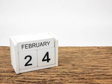 24 Şubat küp ahşap takvim kış günü, boşaltmak metin için vintage ahşap ve beyaz zemin üzerine beyaz.