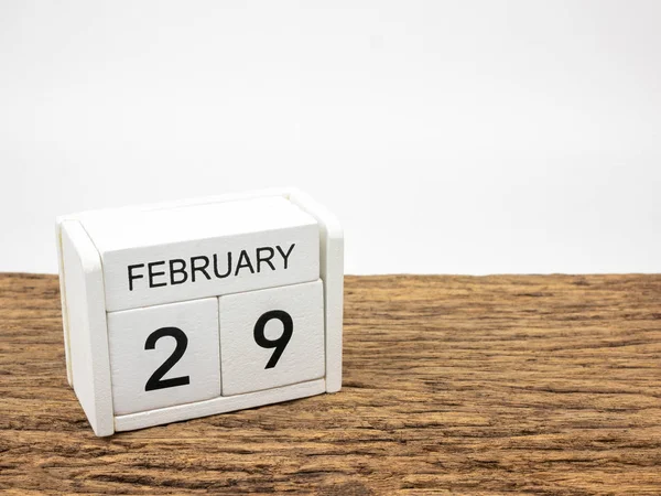 2月29日白色立方体木日历在复古木头和白色背景与冬天天 文字的复制空间 — 图库照片