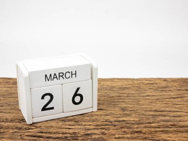 26 Mart küp ahşap takvim bahar günü, boşaltmak metin için vintage ahşap ve beyaz zemin üzerine beyaz.