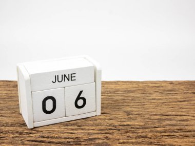 6 Haziran küp ahşap takvim yaz günü, boşaltmak metin için vintage ahşap ve beyaz zemin üzerine beyaz.