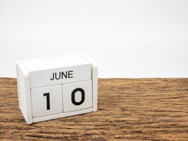 10 Haziran küp ahşap takvim yaz günü, boşaltmak metin için vintage ahşap ve beyaz zemin üzerine beyaz.