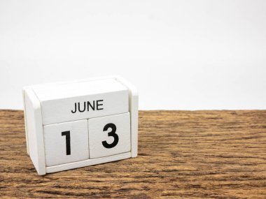 13 Haziran küp ahşap takvim yaz günü, boşaltmak metin için vintage ahşap ve beyaz zemin üzerine beyaz.