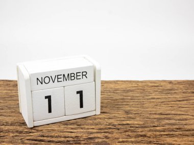 11 Kasım küp ahşap takvim sonbahar günü, boşaltmak metin için vintage ahşap ve beyaz zemin üzerine beyaz.