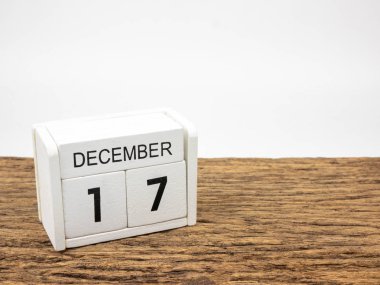 17 Aralık küp ahşap takvim kış günü, boşaltmak metin için vintage ahşap ve beyaz zemin üzerine beyaz.