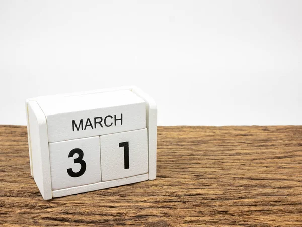 März White Cube Holzkalender Auf Historischem Holz Und Weißem Hintergrund — Stockfoto
