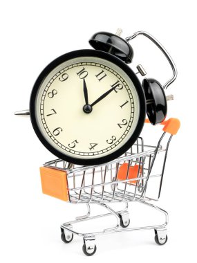 Bir alışveriş sepeti, beyaz arkasında izole arabası itme çalar saat