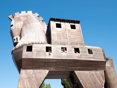 Çanakkale, Türkiye - 30 Mayıs 2019: Truva atı içindeki turistler