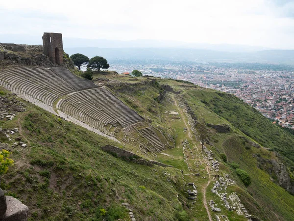 El teatro helenístico con templo de Dionysus debajo de un —  Fotos de Stock