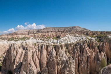 Doğal volkanik kaya oluşumlarının panoramik sahnesi arazi nokta