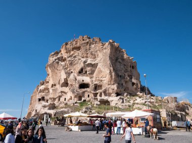 Kapadokya, Türkiye - 04 Mayıs 2019 : Uçhisar Kalesi Önü.