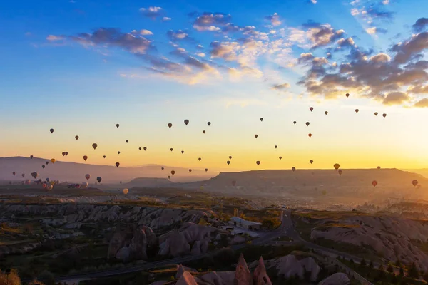 Kapadokya 'da kırmızı vadi üzerinde uçan renkli sıcak hava balonu, A — Stok fotoğraf