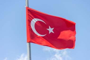 Türkiye'nin bayrak mavi gökyüzünde sallayarak.