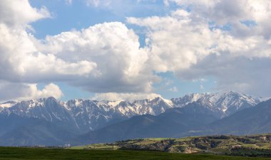 Türkiye 'den mavi gökyüzü ile Snow dağ aralığı peyzaj.
