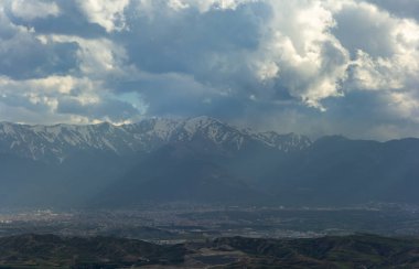 Türkiye 'den mavi gökyüzü ile Snow dağ aralığı peyzaj.