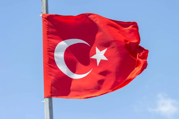 Turkiet flagga vajande i den blå himlen. — Stockfoto
