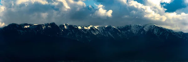 Пейзаж Снежного хребта с голубым небом из Тура — стоковое фото