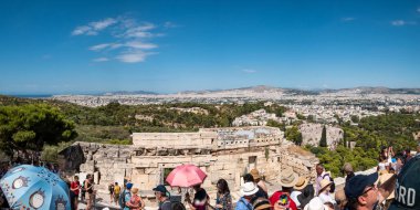 ATHENS, GREECE JULY. 30, 2019 Atina Akropolü Atina şehir arkaplanıyla Yunanistan 'da en çok ziyaret edilen antik eser..