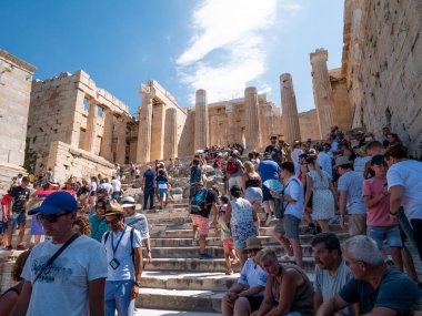 ATHENS, GREECE JULY. 30, 2019 Atina Akropolü her zaman kalabalıktır - bu Yunanistan 'da en çok ziyaret edilen antik anıt..