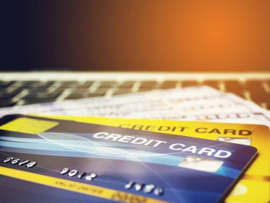 Kredi kartı klavyeyi kapat, online alışveriş kavramı.