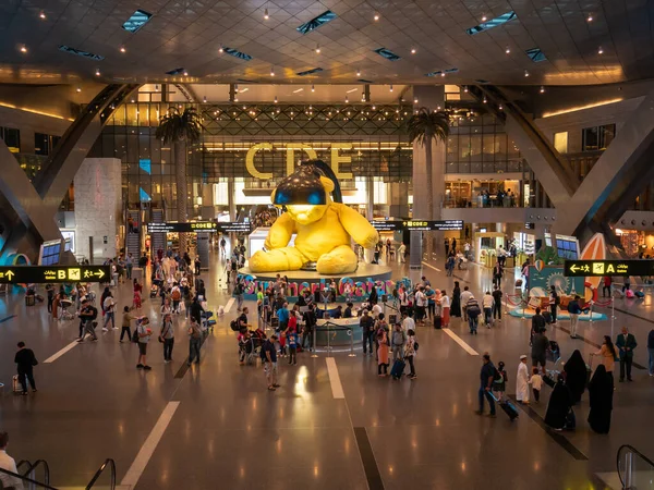 Doha Qatar May 2019 Yellow Lamp Bear Hamad International Airport — Stock Photo, Image