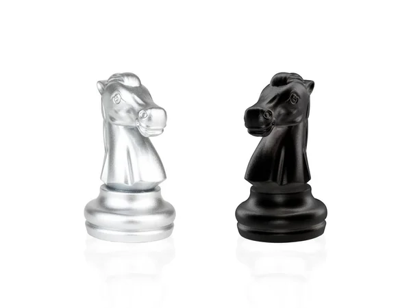 Шахматные Фигуры Рыцаря Бой Черный Серебристый Изолированы Белом Фоне — стоковое фото