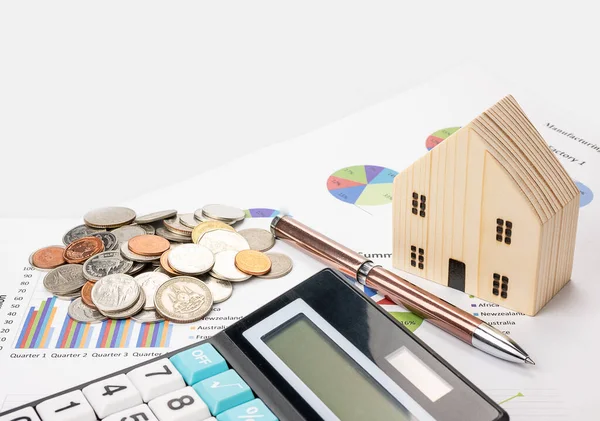 Hesap makinesi, kalem, ev kredisi tasarrufu finansal planlama konseptiyle, beyaz arka planda izole edilmiş.