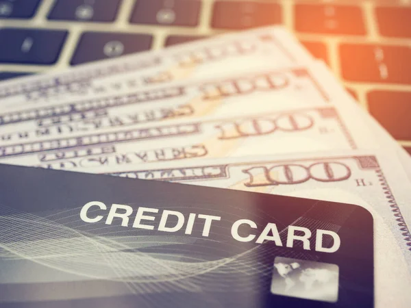 Kredi Kartını Kapat Klavyeli Dolar Banknotu Online Alışveriş Kavramı — Stok fotoğraf