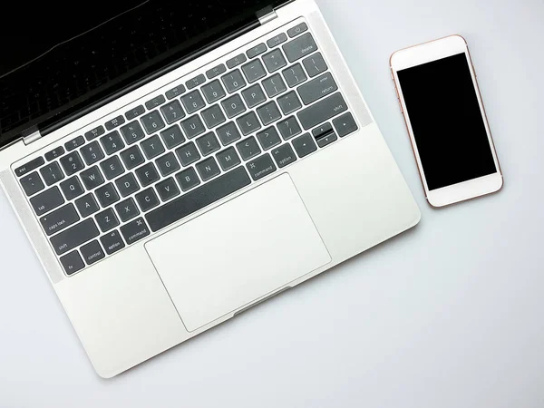 Mesa Escritorio Moderna Oficina Blanca Con Computadora Portátil Teléfono Inteligente — Foto de Stock