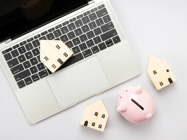 Moderní Bílý Kancelářský Stůl Notebookem Piggy Bank House Model Pro — Stock fotografie