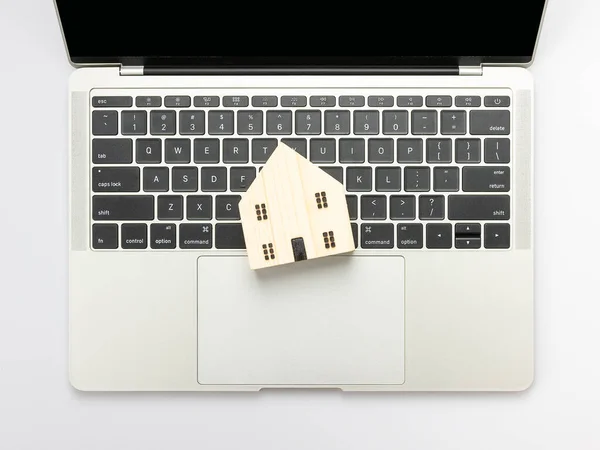 Modern Fehér Irodai Asztal Laptop Számítógép House Modell Otthoni Hitelek — Stock Fotó