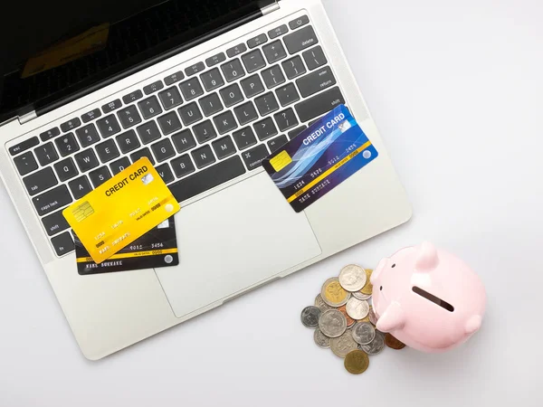 Moderne Witte Bureau Tafel Met Laptop Computer Piggy Bank Creditcard — Stockfoto