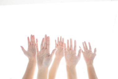 İzole beyaz arka plan ile beş yükselterek eller katılım 