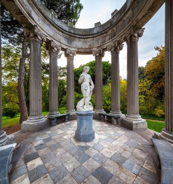 Bir park tapınaktaki heykeli