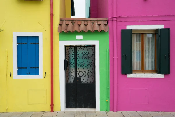 Bunte Malerische Gelbe Und Rosa Häuser — Stockfoto