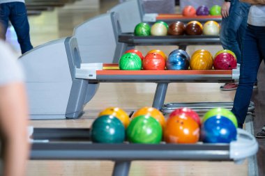 Renkli bowling topları; Bowling oynayan insanlar